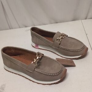 Harper & Lane Taupe Shoes Loafers with Gold Accent Size 9. NWT